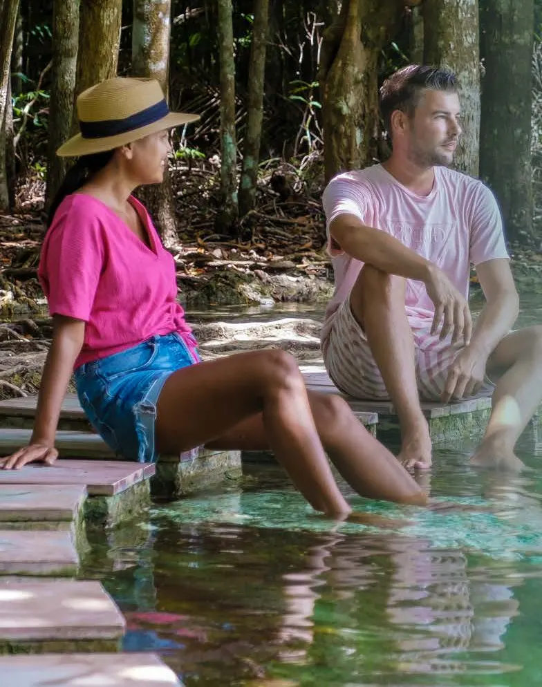 Pareja descansando en un cenote